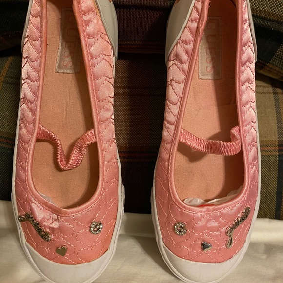 Guess Big Girls Sz 2 Pink Fabric Quilted Sneakers VGUC 😊😊 - Picture 1 of 10